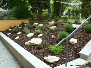 Vápencové kameny ve skalce